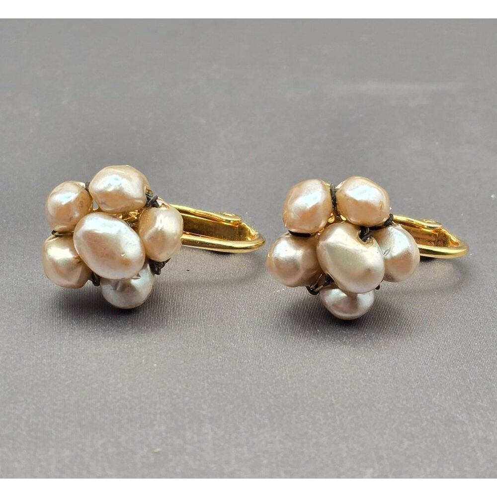 VTG Les Bernard Gold-Tone Screw Back Earrings Clustered Faux Pearls Signed - Picture 2 of 10